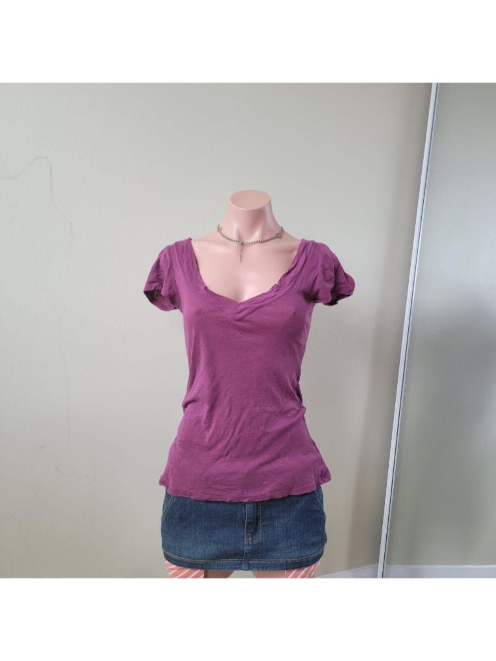 Old Navy Pastel Purple V-Neck Fitted Cropped Baby Tee (XS)
